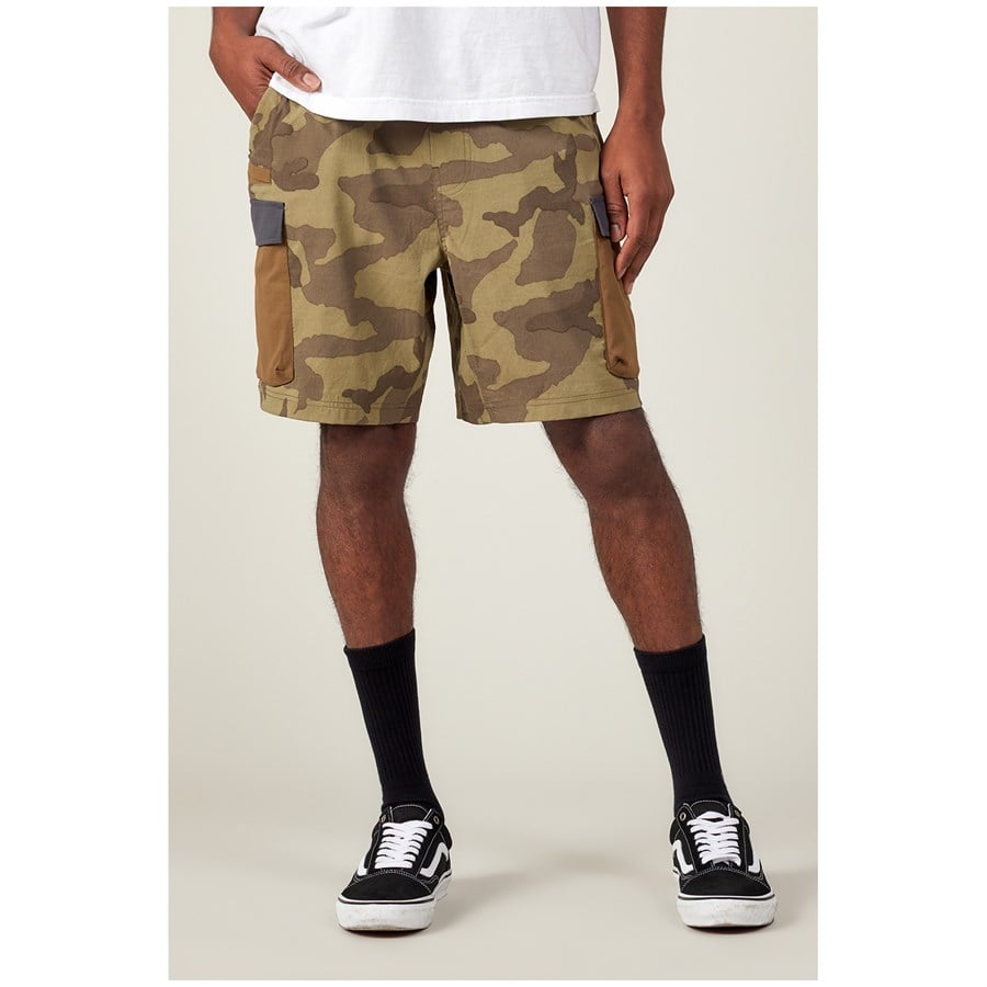 686 Traveler Featherlight Cargo-8" Inseam Shorts - Men's