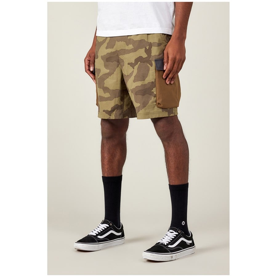 686 Traveler Featherlight Cargo-8" Inseam Shorts - Men's